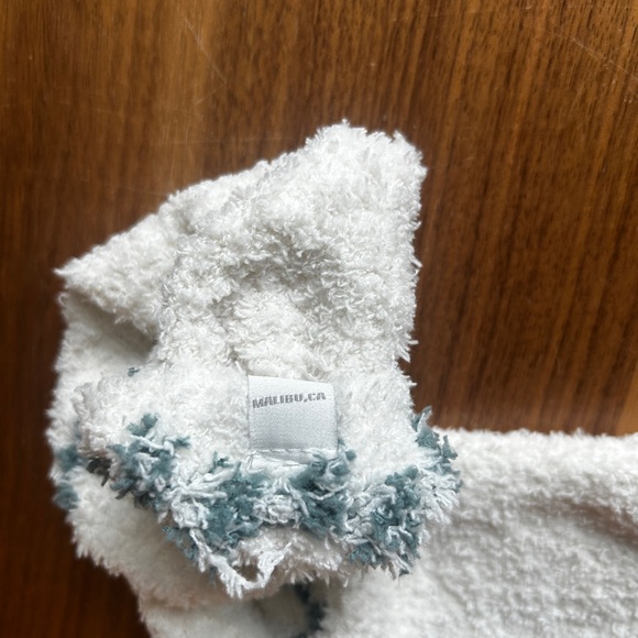 Barefoot Dreams Cozy White and Green Patterned Socks - Picture 3 of 4